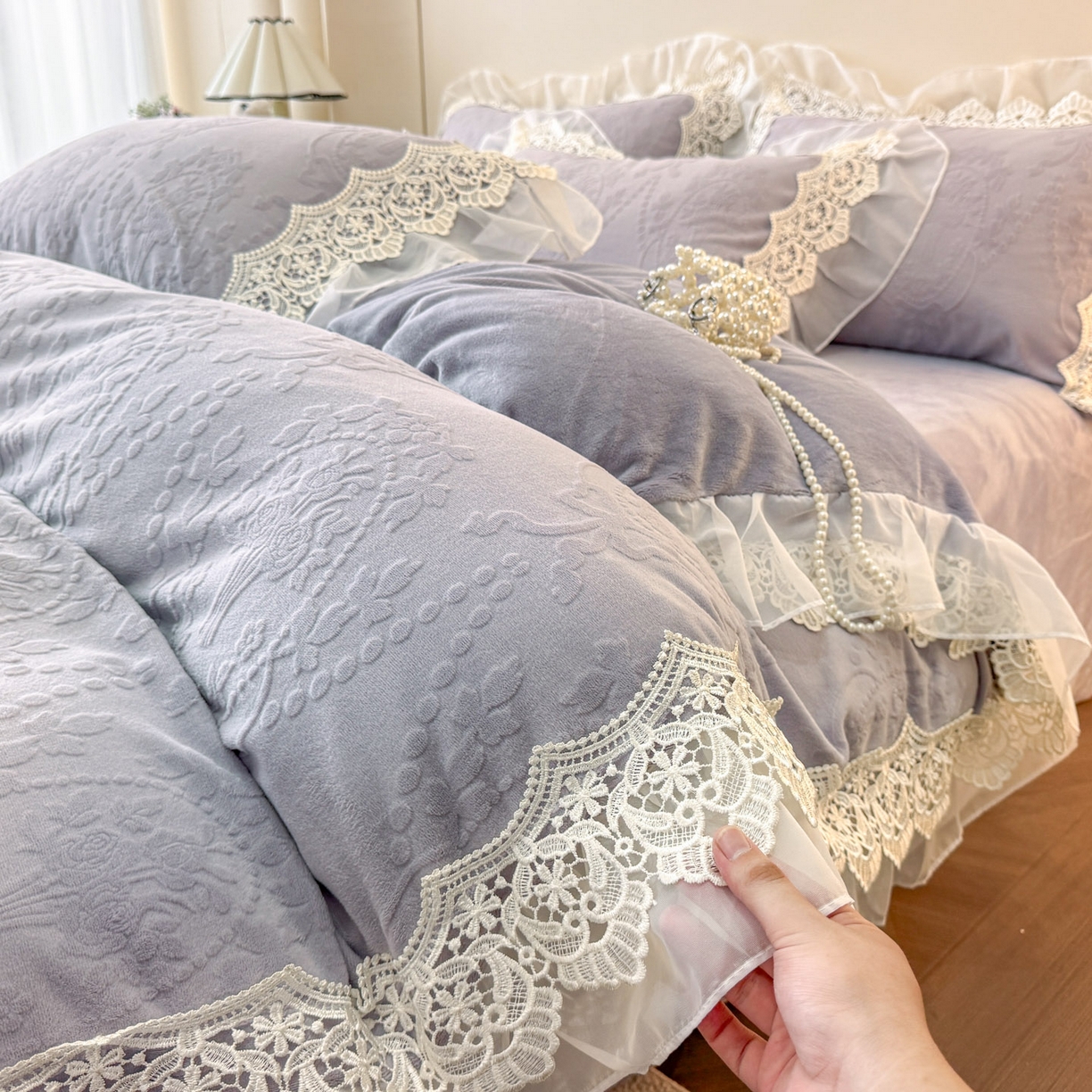 91家纺网 家纺一手货源 找家纺 孟鑫家纺 2025新款全消光雕花绒牛奶绒床盖床单四件套韩版法式床上用品-幸运花束 幸运花束-灰紫