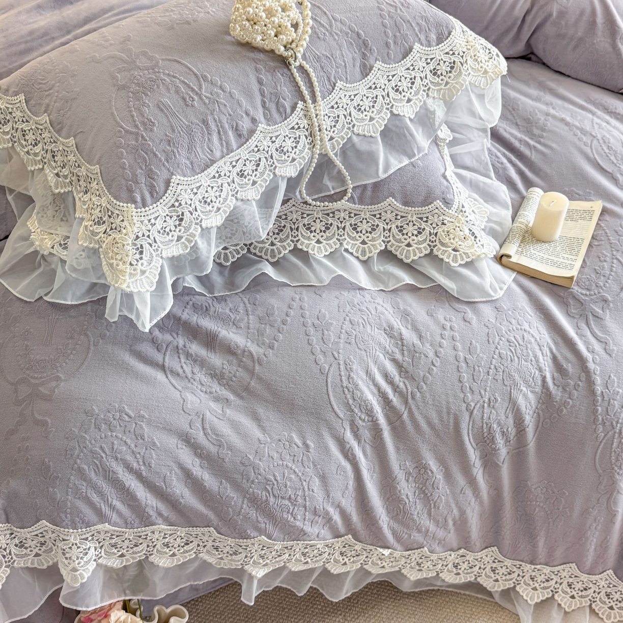 91家纺网 家纺一手货源 找家纺 孟鑫家纺 2025新款全消光雕花绒牛奶绒床盖床单四件套韩版法式床上用品-幸运花束 幸运花束-灰紫