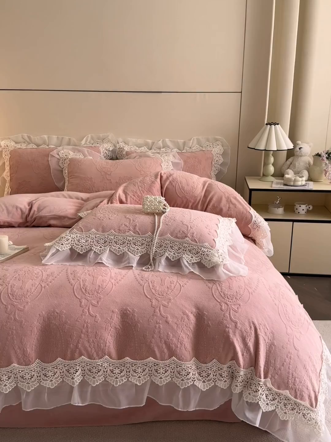 91家纺网 家纺一手货源 找家纺 孟鑫家纺 2025新款全消光雕花绒牛奶绒床盖床单四件套韩版法式床上用品-幸运花束 幸运花束-豆沙