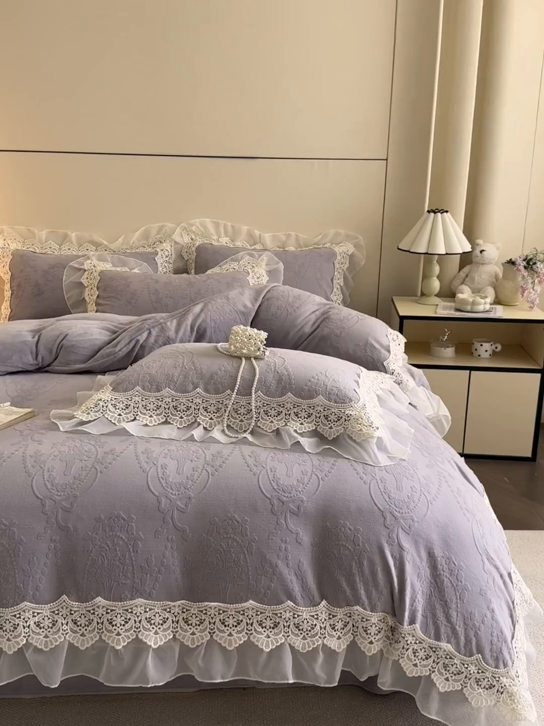 91家纺网 家纺一手货源 找家纺 孟鑫家纺 2025新款全消光雕花绒牛奶绒床盖床单四件套韩版法式床上用品-幸运花束 幸运花束-灰紫