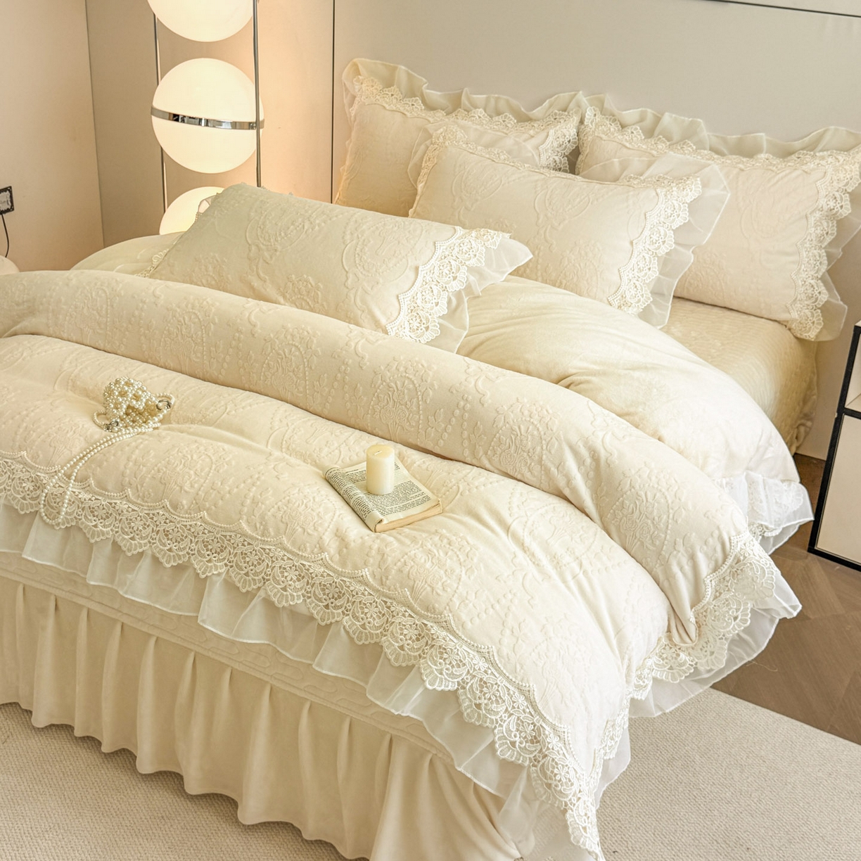 91家纺网 家纺一手货源 找家纺 孟鑫家纺 2025新款全消光雕花绒牛奶绒床盖床单四件套韩版法式床上用品-幸运花束 幸运花束-奶昔白