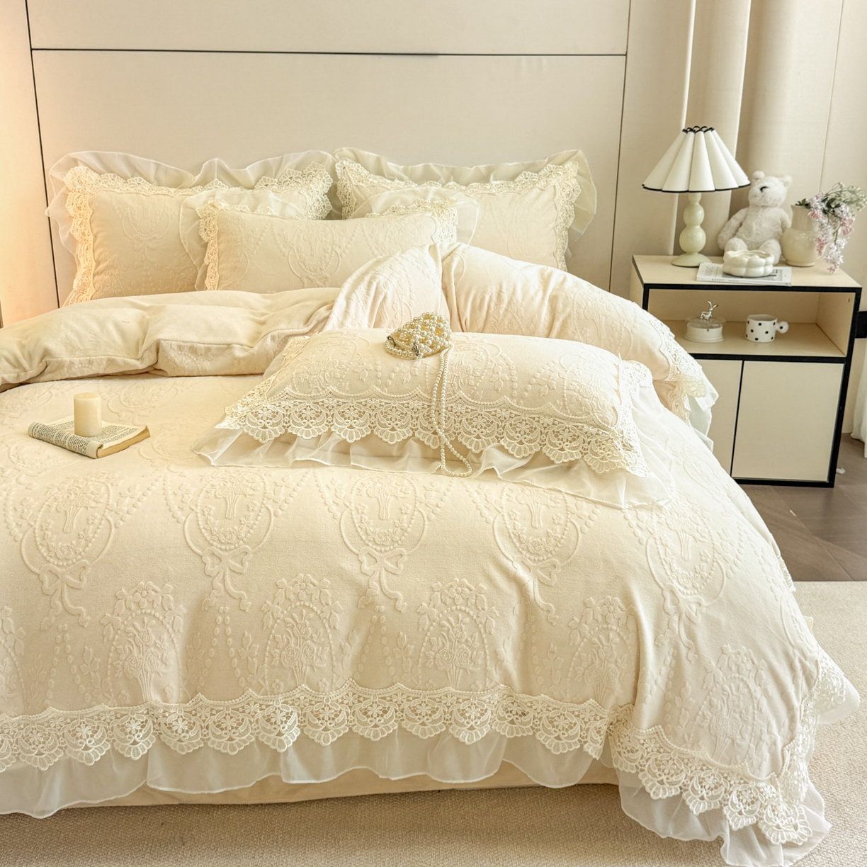 91家纺网 家纺一手货源 找家纺 孟鑫家纺 2025新款全消光雕花绒牛奶绒床盖床单四件套韩版法式床上用品-幸运花束 幸运花束-奶昔白