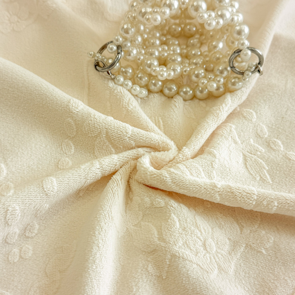 91家纺网 家纺一手货源 找家纺 孟鑫家纺 2025新款全消光雕花绒牛奶绒床盖床单四件套韩版法式床上用品-幸运花束 幸运花束-奶昔白