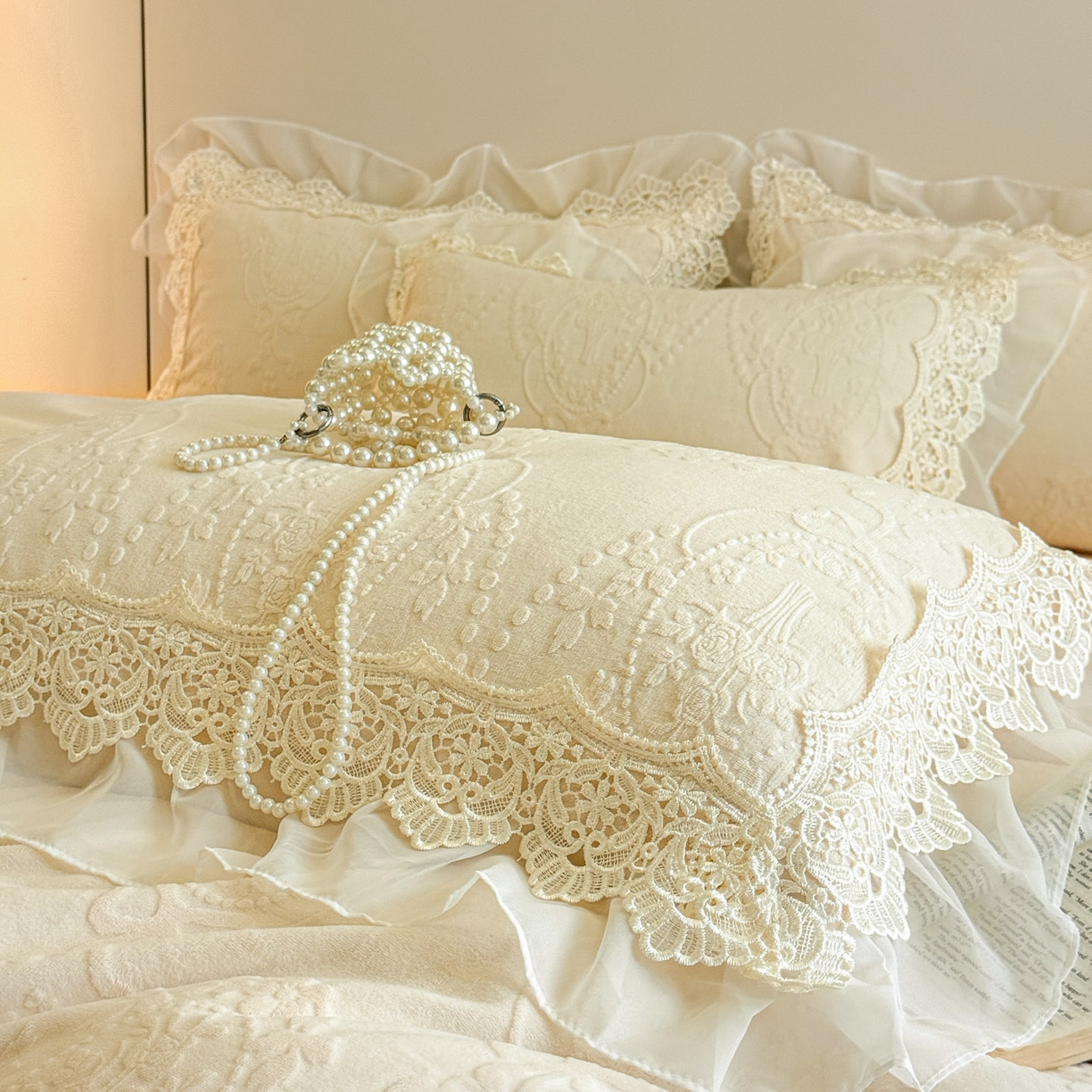 91家纺网 家纺一手货源 找家纺 孟鑫家纺 2025新款全消光雕花绒牛奶绒床盖床单四件套韩版法式床上用品-幸运花束 幸运花束-奶昔白