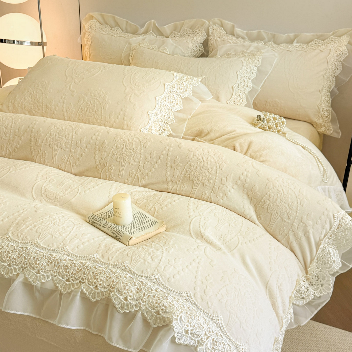 91家纺网 家纺一手货源 找家纺 孟鑫家纺 2025新款全消光雕花绒牛奶绒床盖床单四件套韩版法式床上用品-幸运花束 幸运花束-奶昔白