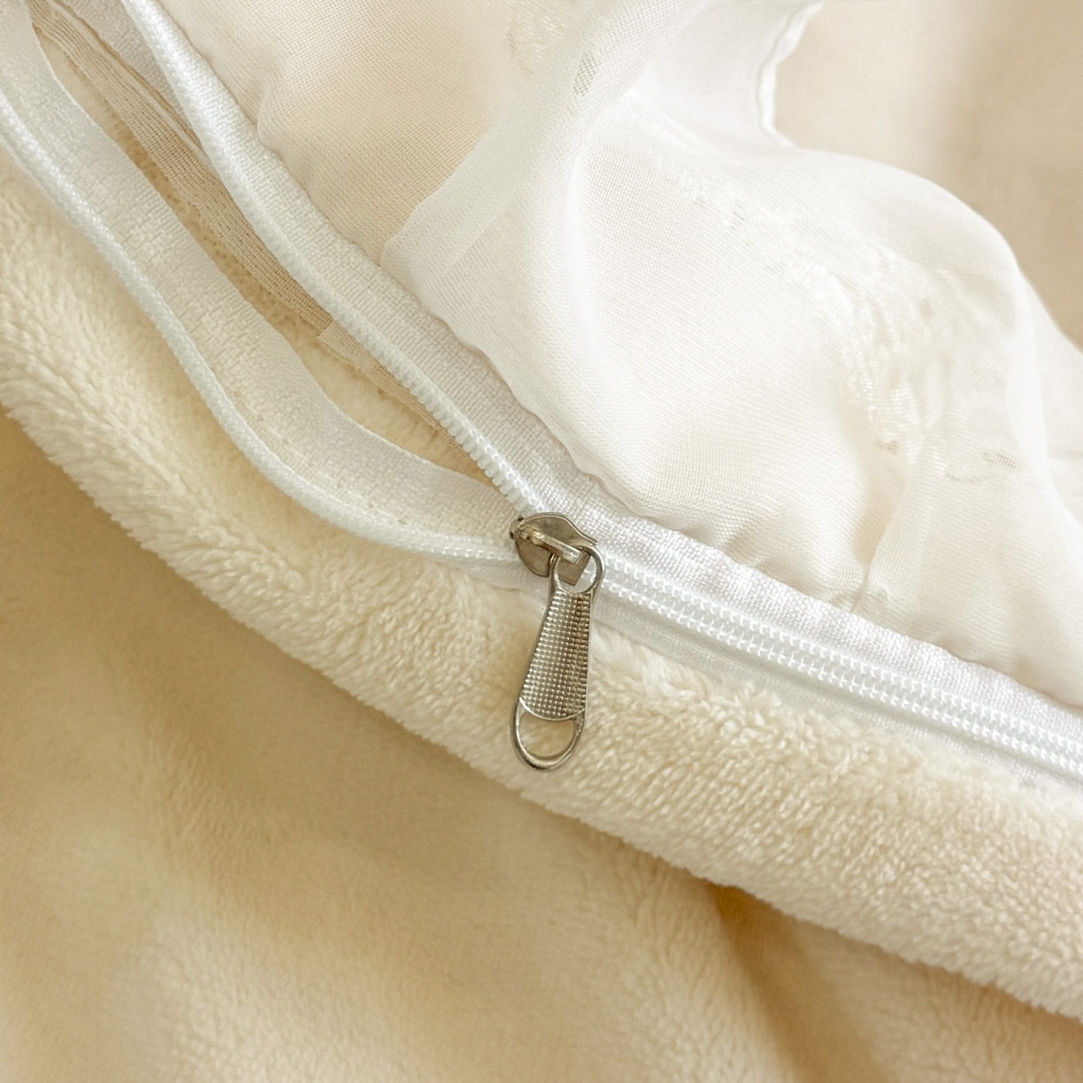 91家纺网 家纺一手货源 找家纺 孟鑫家纺 2025新款全消光雕花绒牛奶绒床盖床单四件套韩版法式床上用品-幸运花束 幸运花束-奶昔白