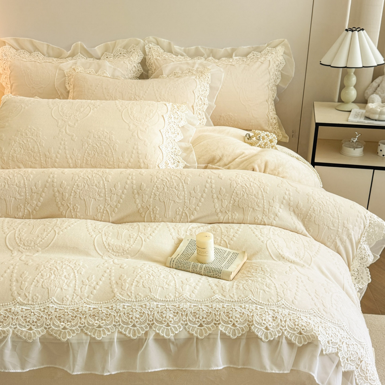 91家纺网 家纺一手货源 找家纺 孟鑫家纺 2025新款全消光雕花绒牛奶绒床盖床单四件套韩版法式床上用品-幸运花束 幸运花束-奶昔白