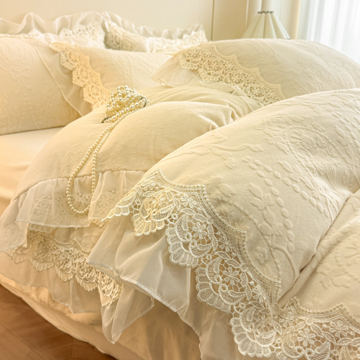 91家纺网 家纺一手货源 找家纺 孟鑫家纺 2025新款全消光雕花绒牛奶绒床盖床单四件套韩版法式床上用品-幸运花束 幸运花束-奶昔白