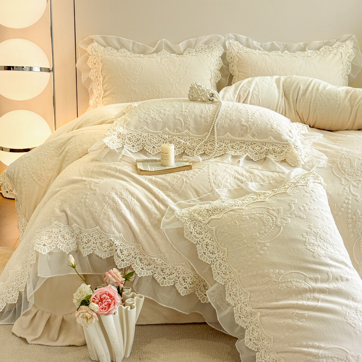 91家纺网 家纺一手货源 找家纺 孟鑫家纺 2025新款全消光雕花绒牛奶绒床盖床单四件套韩版法式床上用品-幸运花束 幸运花束-奶昔白