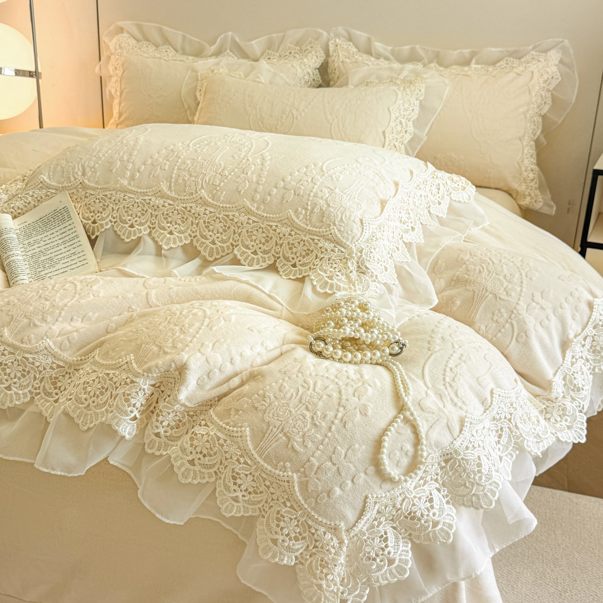 91家纺网 家纺一手货源 找家纺 孟鑫家纺 2025新款全消光雕花绒牛奶绒床盖床单四件套韩版法式床上用品-幸运花束 幸运花束-奶昔白