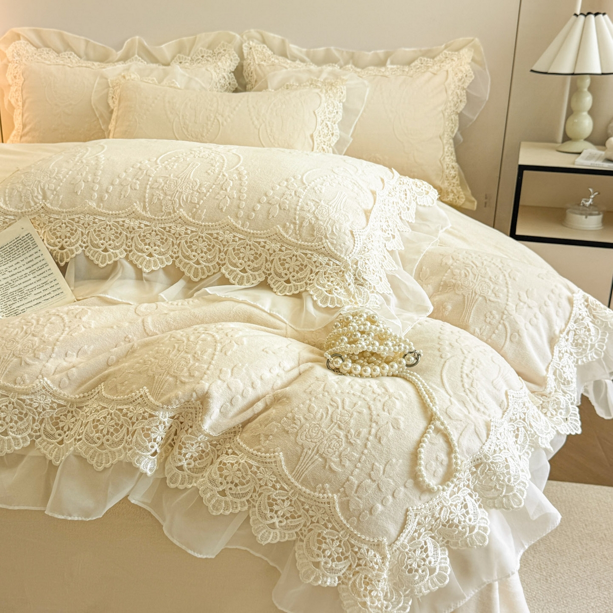 91家纺网 家纺一手货源 找家纺 孟鑫家纺 2025新款全消光雕花绒牛奶绒床盖床单四件套韩版法式床上用品-幸运花束 幸运花束-奶昔白