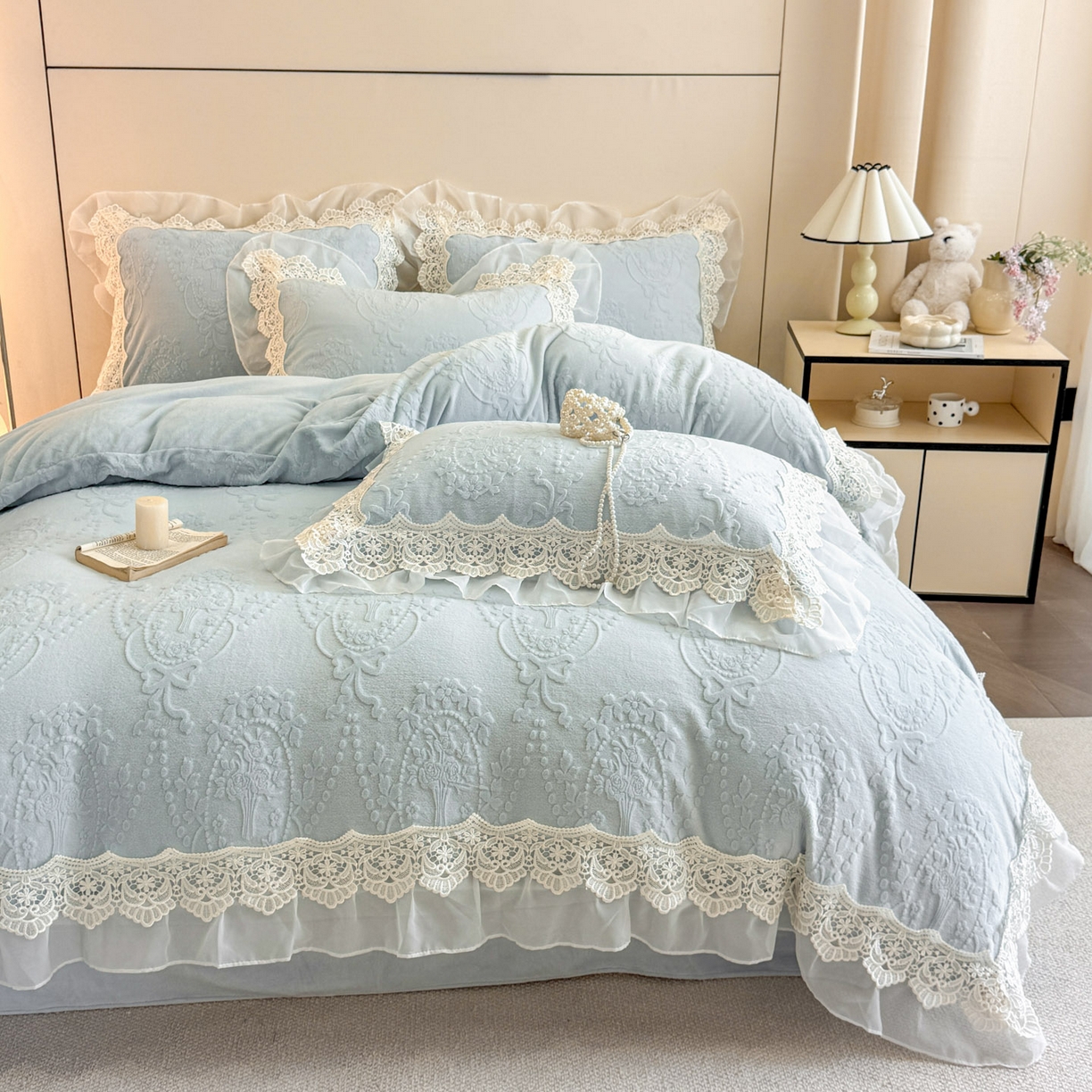 91家纺网 家纺一手货源 找家纺 孟鑫家纺 2025新款全消光雕花绒牛奶绒床盖床单四件套韩版法式床上用品-幸运花束 幸运花束-天空兰