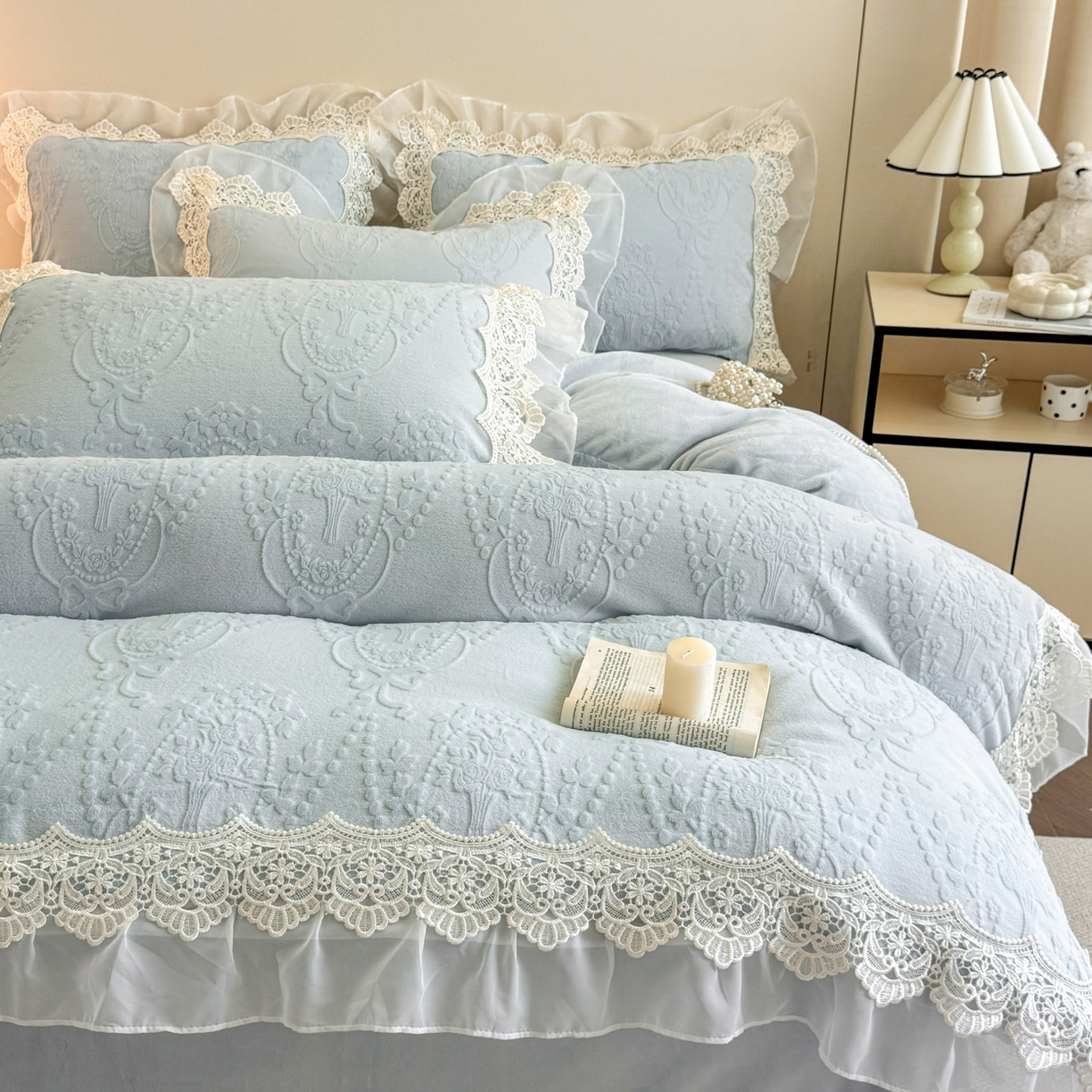 91家纺网 家纺一手货源 找家纺 孟鑫家纺 2025新款全消光雕花绒牛奶绒床盖床单四件套韩版法式床上用品-幸运花束 幸运花束-天空兰