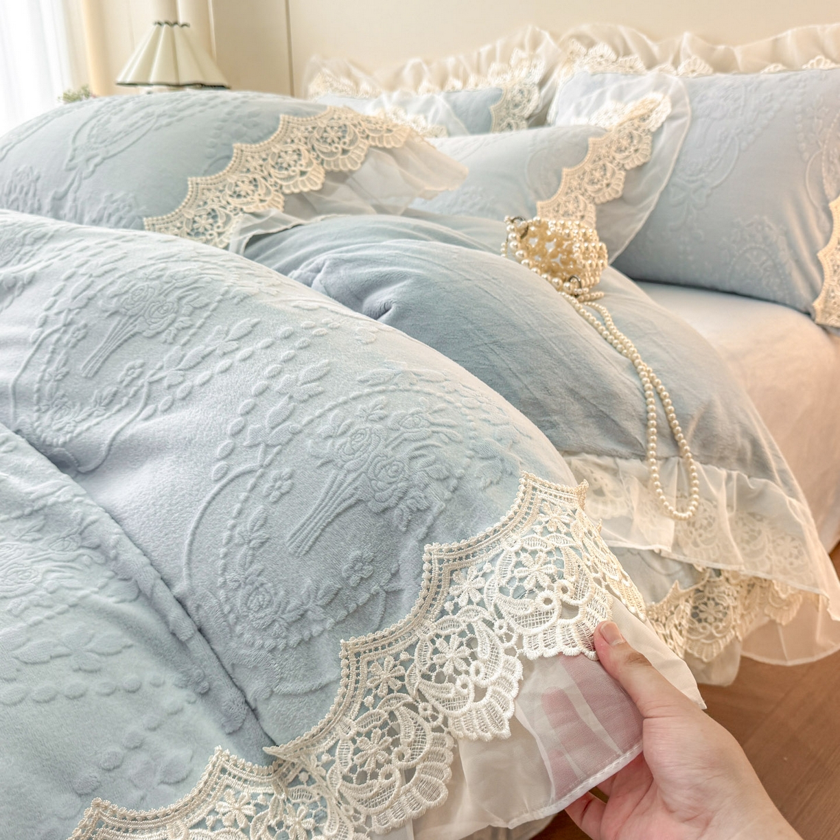 91家纺网 家纺一手货源 找家纺 孟鑫家纺 2025新款全消光雕花绒牛奶绒床盖床单四件套韩版法式床上用品-幸运花束 幸运花束-天空兰