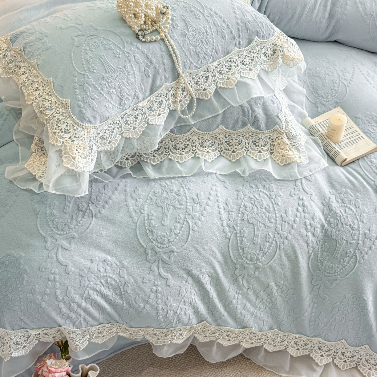 91家纺网 家纺一手货源 找家纺 孟鑫家纺 2025新款全消光雕花绒牛奶绒床盖床单四件套韩版法式床上用品-幸运花束 幸运花束-天空兰