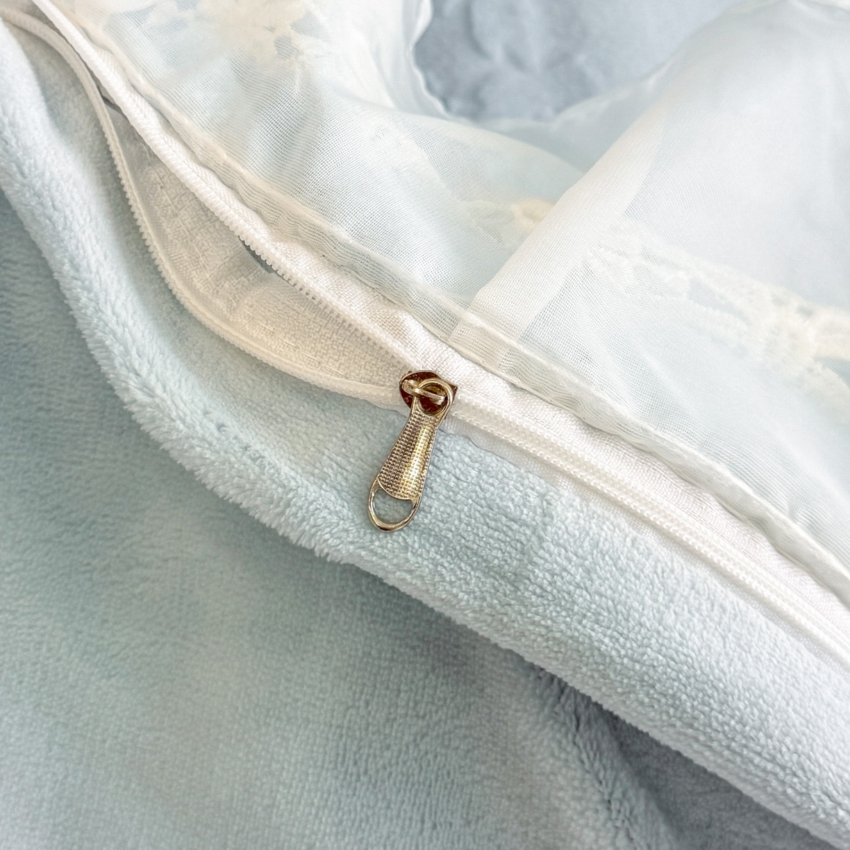 91家纺网 家纺一手货源 找家纺 孟鑫家纺 2025新款全消光雕花绒牛奶绒床盖床单四件套韩版法式床上用品-幸运花束 幸运花束-天空兰