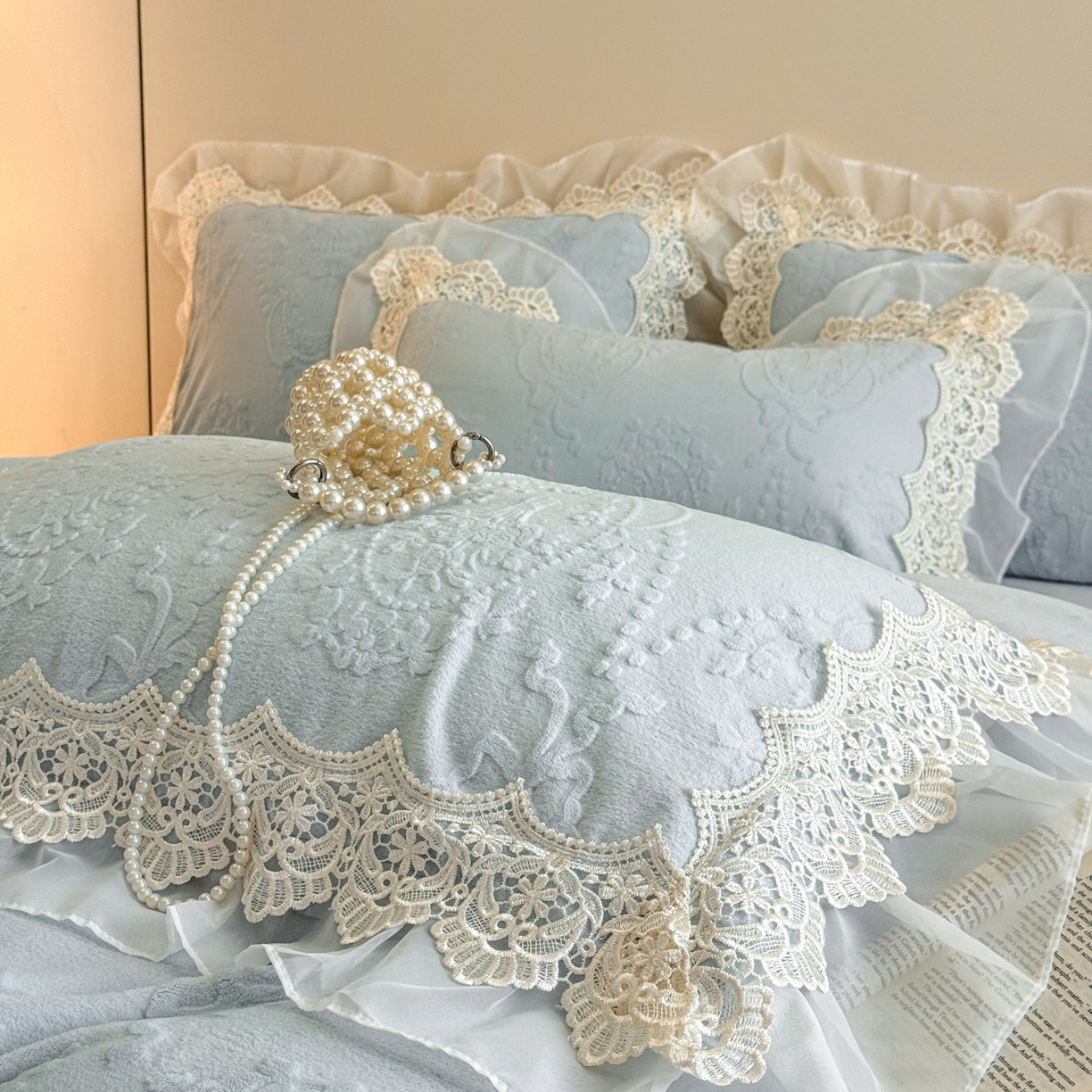 91家纺网 家纺一手货源 找家纺 孟鑫家纺 2025新款全消光雕花绒牛奶绒床盖床单四件套韩版法式床上用品-幸运花束 幸运花束-天空兰