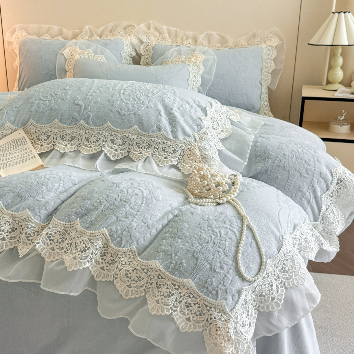 91家纺网 家纺一手货源 找家纺 孟鑫家纺 2025新款全消光雕花绒牛奶绒床盖床单四件套韩版法式床上用品-幸运花束 幸运花束-天空兰