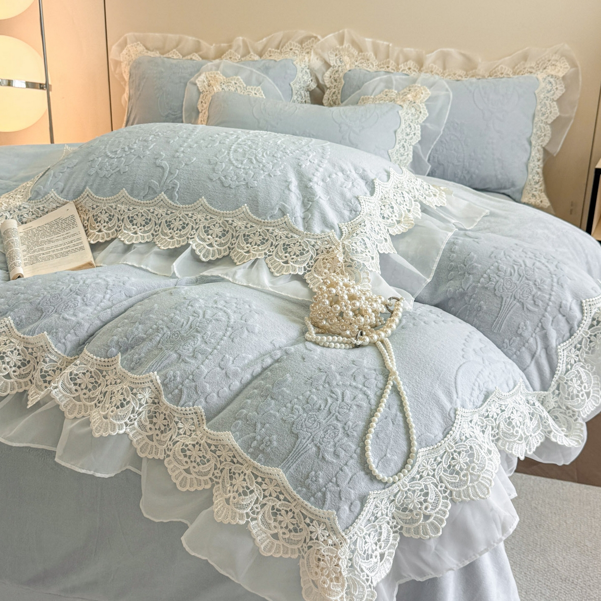 91家纺网 家纺一手货源 找家纺 孟鑫家纺 2025新款全消光雕花绒牛奶绒床盖床单四件套韩版法式床上用品-幸运花束 幸运花束-天空兰