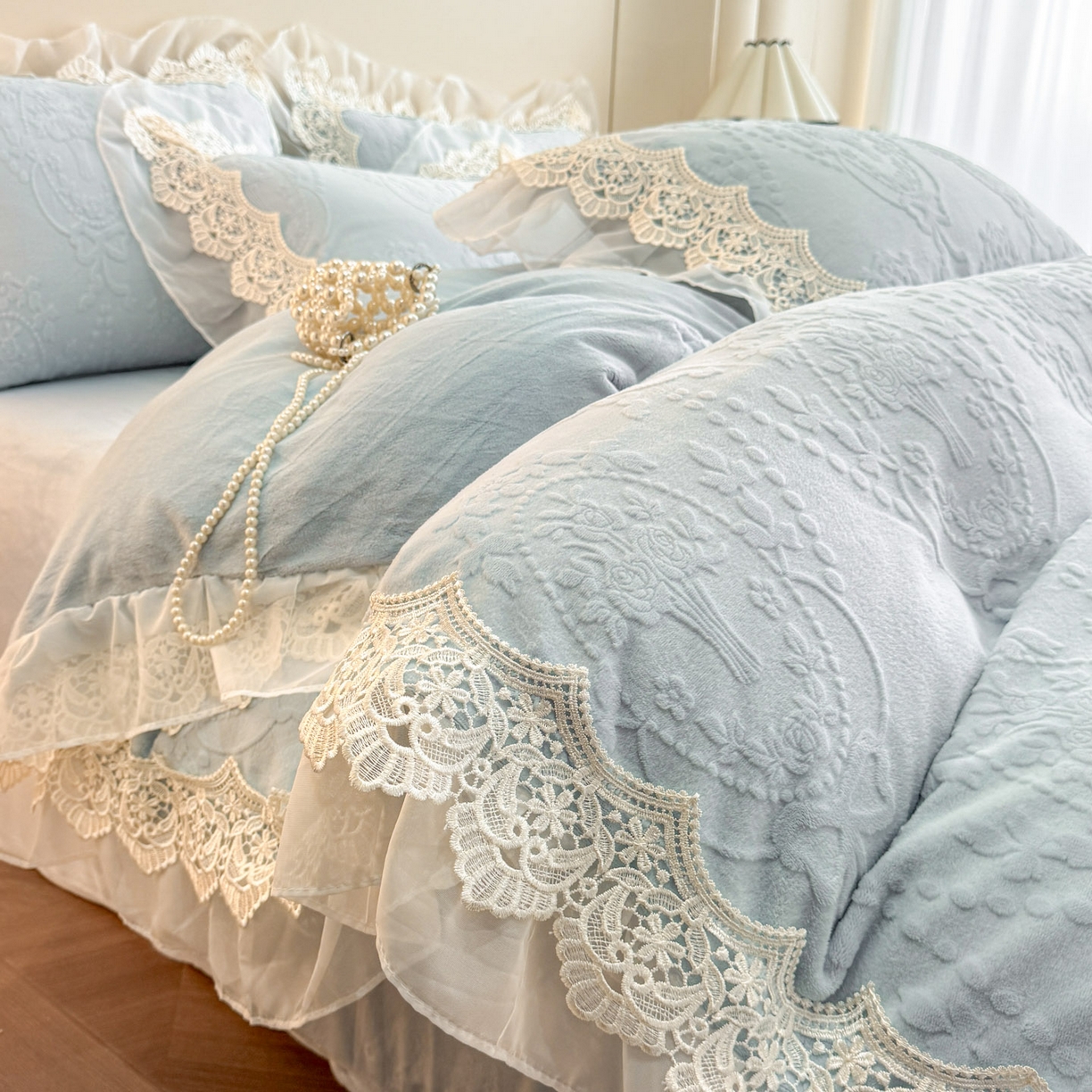 91家纺网 家纺一手货源 找家纺 孟鑫家纺 2025新款全消光雕花绒牛奶绒床盖床单四件套韩版法式床上用品-幸运花束 幸运花束-天空兰