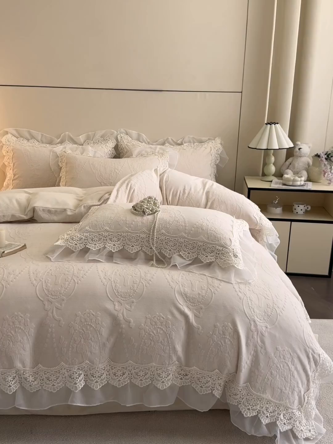 91家纺网 家纺一手货源 找家纺 孟鑫家纺 2025新款全消光雕花绒牛奶绒床盖床单四件套韩版法式床上用品-幸运花束 幸运花束-奶昔白