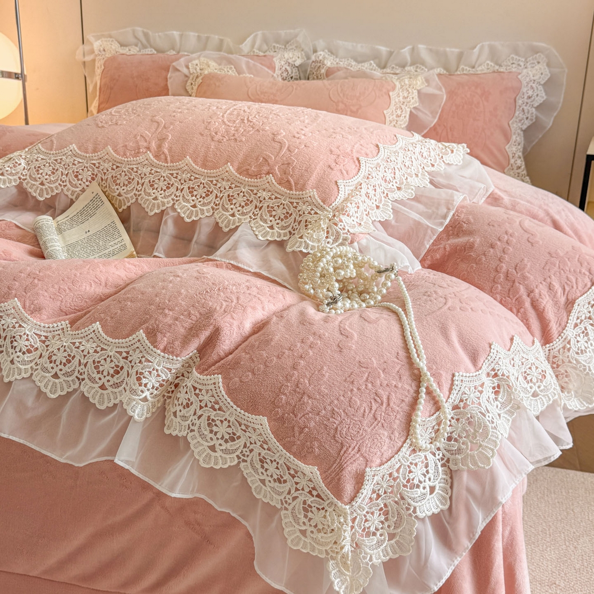 91家纺网 家纺一手货源 找家纺 孟鑫家纺 2025新款全消光雕花绒牛奶绒床盖床单四件套韩版法式床上用品-幸运花束 幸运花束-豆沙