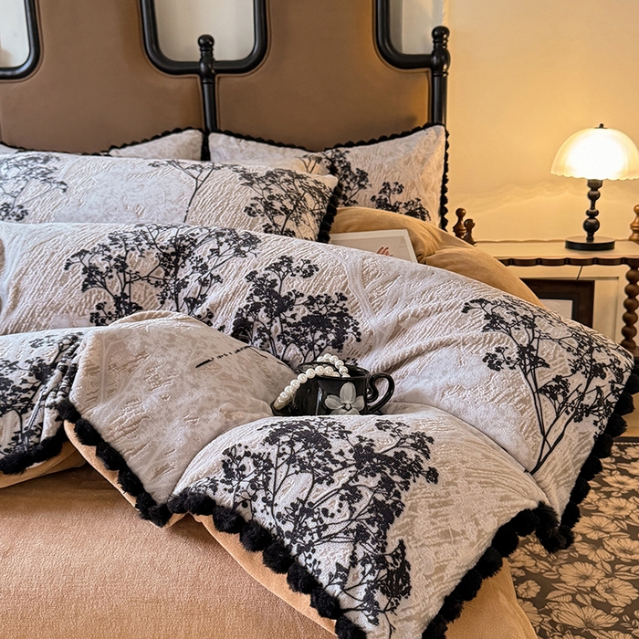 91家纺网 家纺一手货源 找家纺 菲儿家纺 2025新款加厚保暖烂花法式牛奶绒四件套 丛林迷影