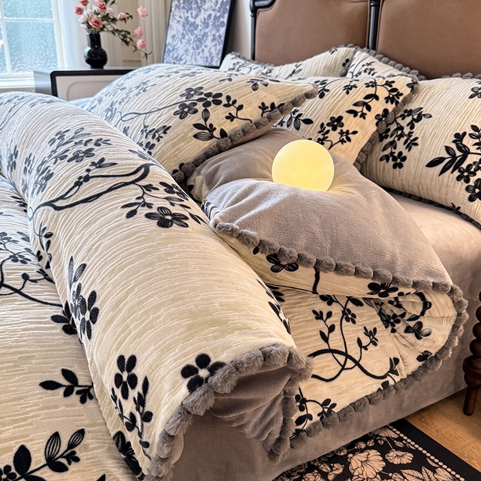 91家纺网 家纺一手货源 找家纺 菲儿家纺 2025新款加厚保暖烂花法式牛奶绒四件套 叶语悠然