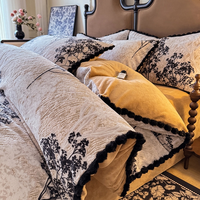 91家纺网 家纺一手货源 找家纺 菲儿家纺 2025新款加厚保暖烂花法式牛奶绒四件套 丛林迷影