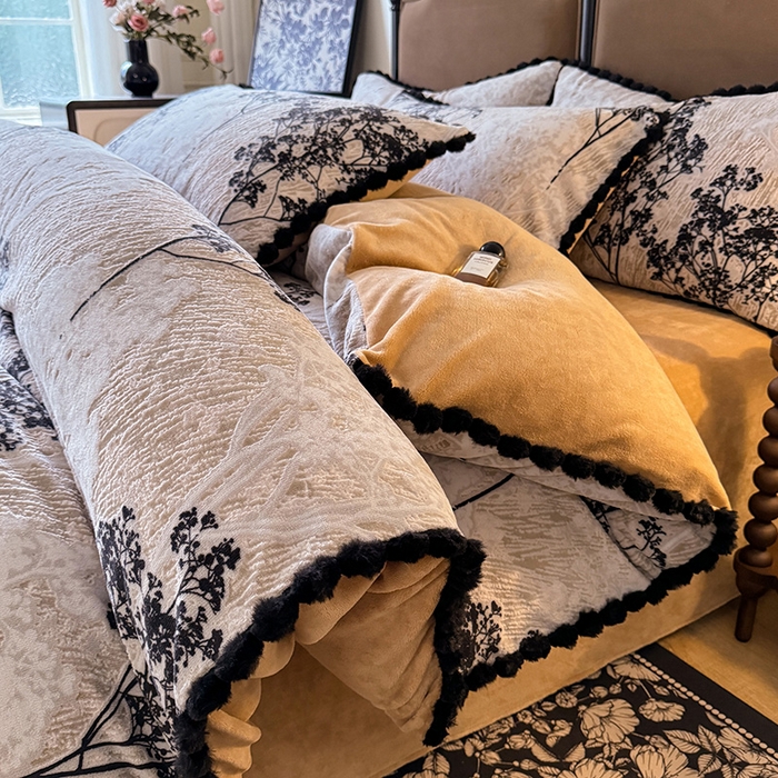 91家纺网 家纺一手货源 找家纺 菲儿家纺 2025新款加厚保暖烂花法式牛奶绒四件套 丛林迷影