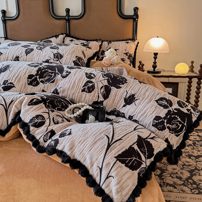 91家纺网 家纺一手货源 找家纺 菲儿家纺 2025新款加厚保暖烂花法式牛奶绒四件套 夜半花香