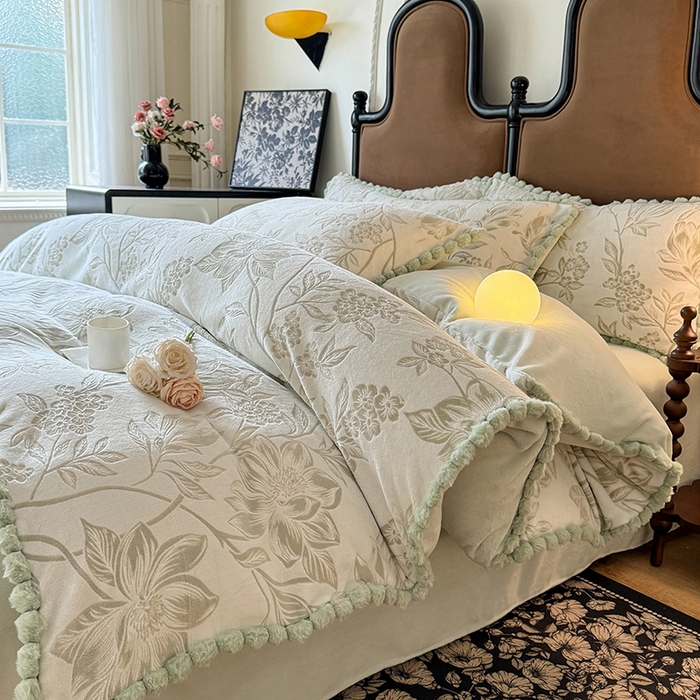 91家纺网 家纺一手货源 找家纺 菲儿家纺 2025新款加厚保暖烂花法式牛奶绒四件套 香榭落叶