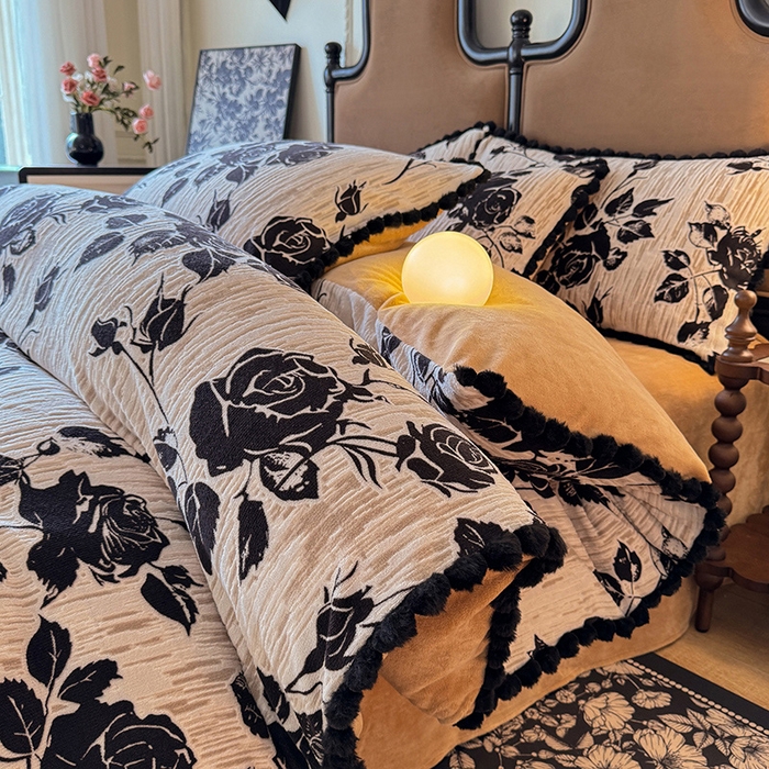 91家纺网 家纺一手货源 找家纺 菲儿家纺 2025新款加厚保暖烂花法式牛奶绒四件套 夜半花香