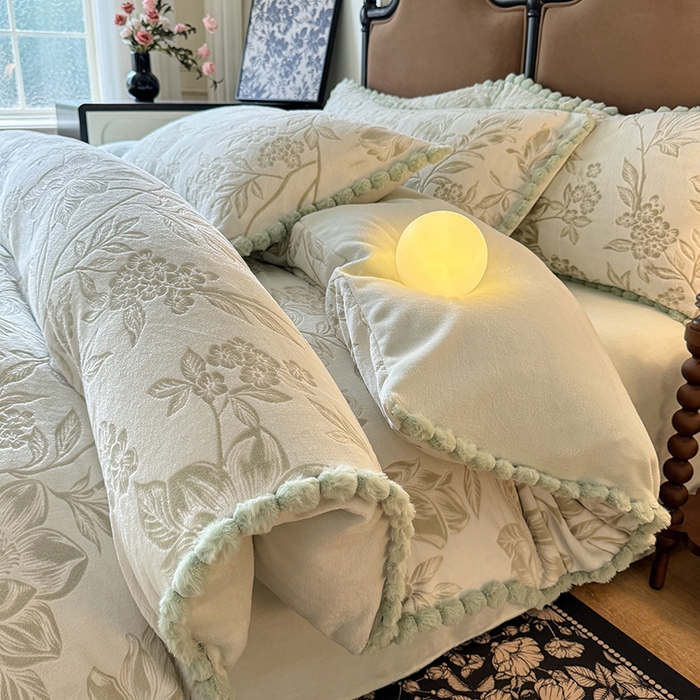 91家纺网 家纺一手货源 找家纺 菲儿家纺 2025新款加厚保暖烂花法式牛奶绒四件套 香榭落叶