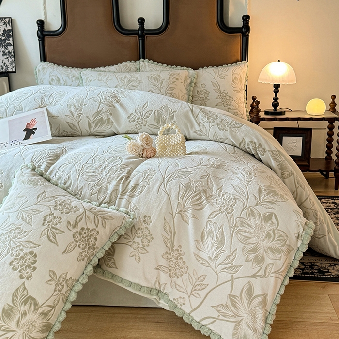 91家纺网 家纺一手货源 找家纺 菲儿家纺 2025新款加厚保暖烂花法式牛奶绒四件套 香榭落叶