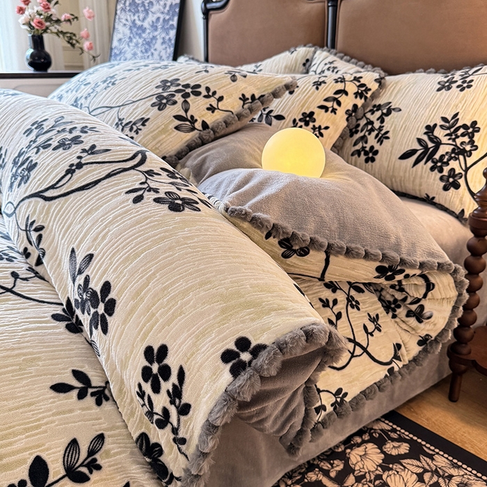 91家纺网 家纺一手货源 找家纺 菲儿家纺 2025新款加厚保暖烂花法式牛奶绒四件套 叶语悠然