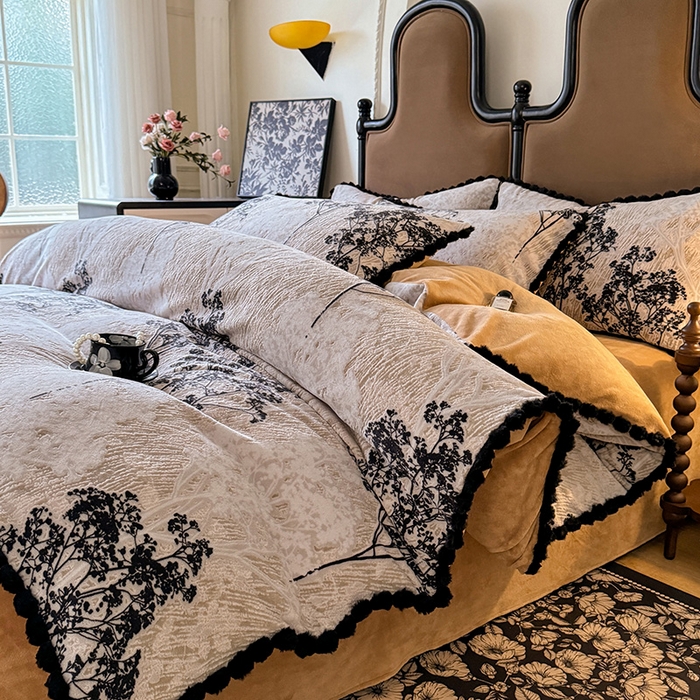 91家纺网 家纺一手货源 找家纺 菲儿家纺 2025新款加厚保暖烂花法式牛奶绒四件套 丛林迷影