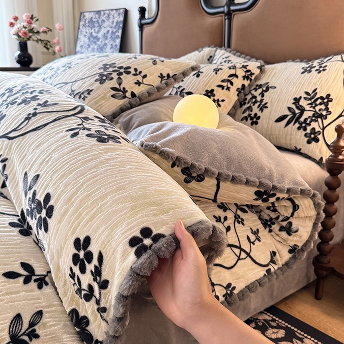 91家纺网 家纺一手货源 找家纺 菲儿家纺 2025新款加厚保暖烂花法式牛奶绒四件套 叶语悠然