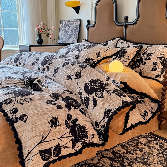 91家纺网 家纺一手货源 找家纺 菲儿家纺 2025新款加厚保暖烂花法式牛奶绒四件套 夜半花香