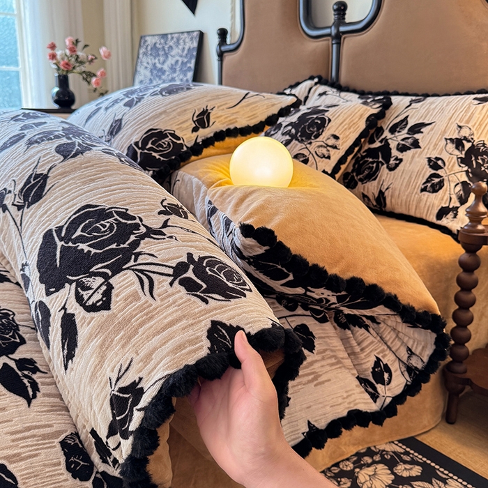 91家纺网 家纺一手货源 找家纺 菲儿家纺 2025新款加厚保暖烂花法式牛奶绒四件套 夜半花香