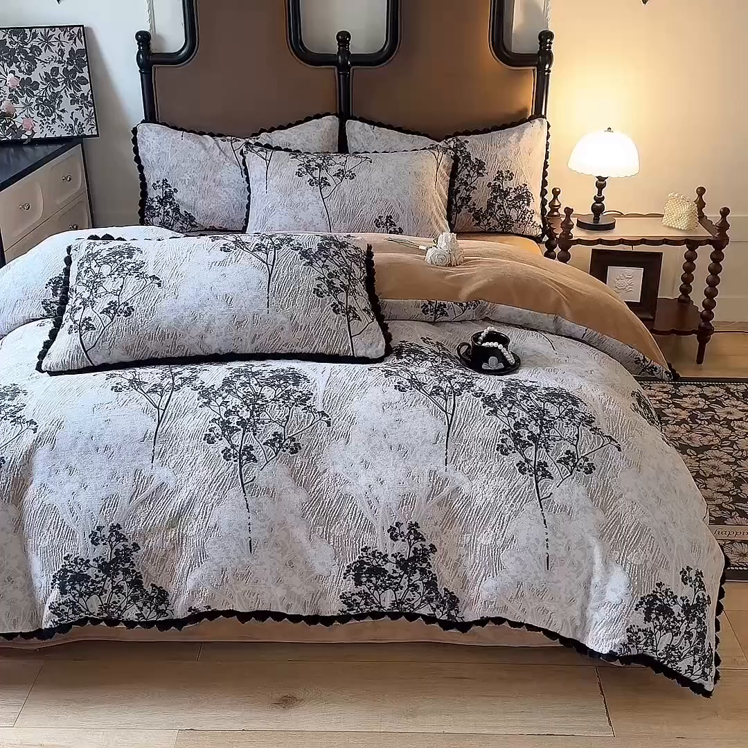 91家纺网 家纺一手货源 找家纺 菲儿家纺 2025新款加厚保暖烂花法式牛奶绒四件套 丛林迷影