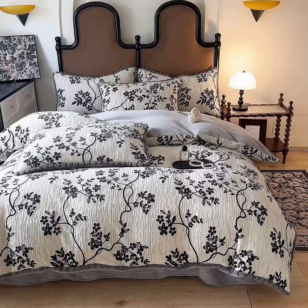 91家纺网 家纺一手货源 找家纺 菲儿家纺 2025新款加厚保暖烂花法式牛奶绒四件套 叶语悠然