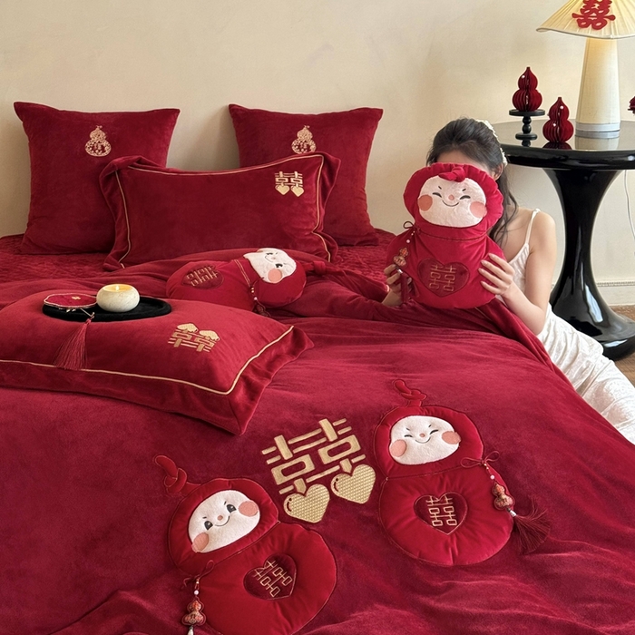 91家纺网 家纺一手货源 找家纺 （总）江涞 2025新款高克重牛奶绒贴布绣流苏四件套-福娃