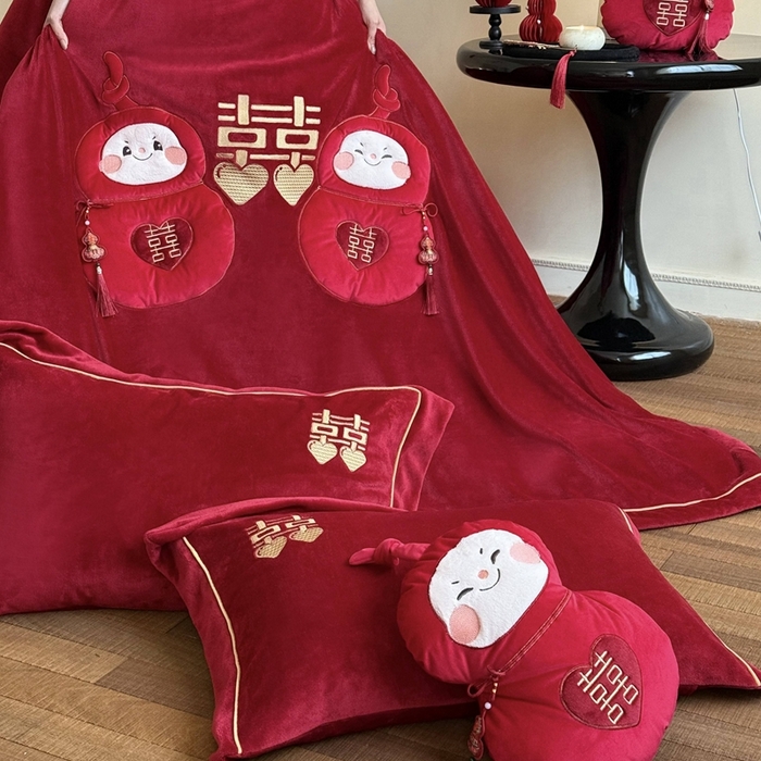 91家纺网 家纺一手货源 找家纺 （总）江涞 2025新款高克重牛奶绒贴布绣流苏四件套-福娃