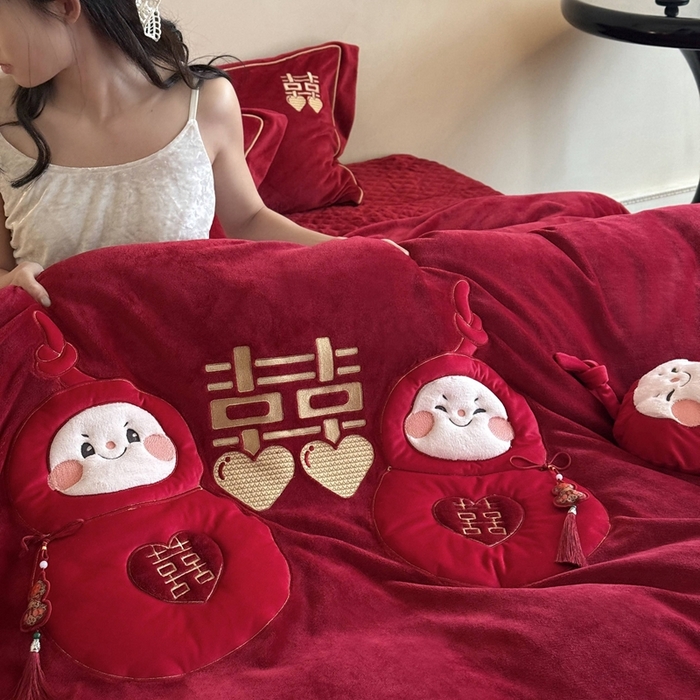 91家纺网 家纺一手货源 找家纺 （总）江涞 2025新款高克重牛奶绒贴布绣流苏四件套-福娃