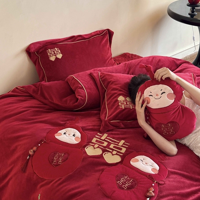 91家纺网 家纺一手货源 找家纺 （总）江涞 2025新款高克重牛奶绒贴布绣流苏四件套-福娃