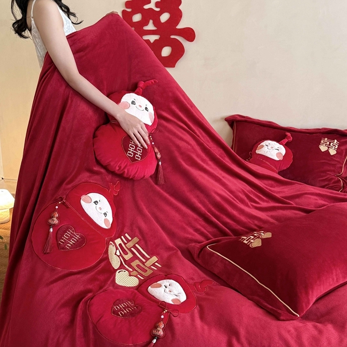 91家纺网 家纺一手货源 找家纺 （总）江涞 2025新款高克重牛奶绒贴布绣流苏四件套-福娃