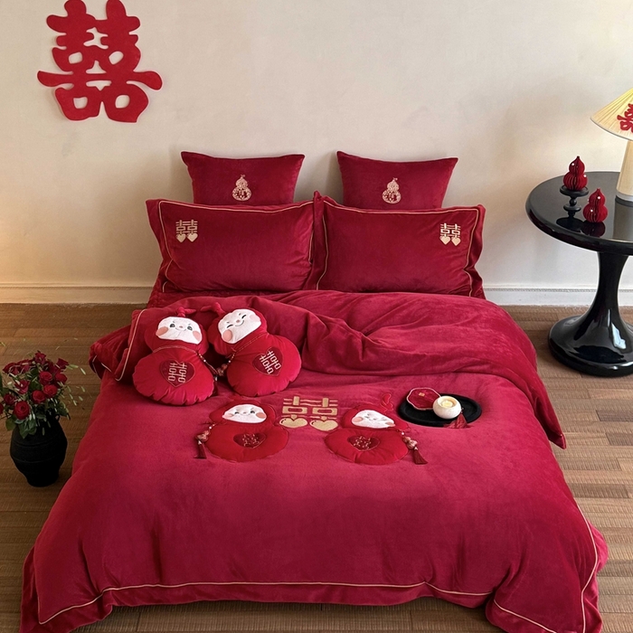 91家纺网 家纺一手货源 找家纺 （总）江涞 2025新款高克重牛奶绒贴布绣流苏四件套-福娃