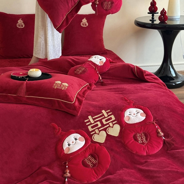 91家纺网 家纺一手货源 找家纺 （总）江涞 2025新款高克重牛奶绒贴布绣流苏四件套-福娃