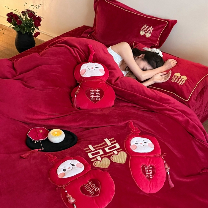 91家纺网 家纺一手货源 找家纺 （总）江涞 2025新款高克重牛奶绒贴布绣流苏四件套-福娃